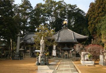 佛木寺、本堂(右)と大師堂(左)